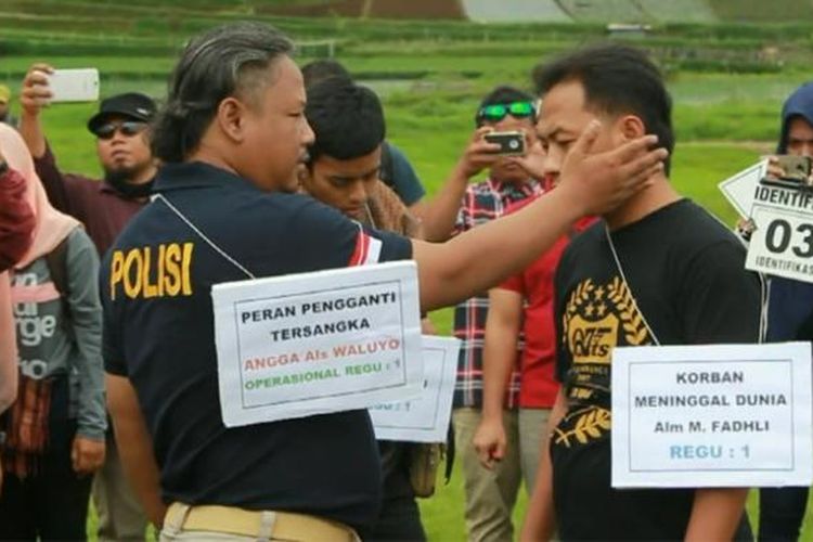 Salah satu adegan saat rekonstruksi kasus diksar Mapala UII di Dusun Tlogodringo, Senin (13/3/2017)