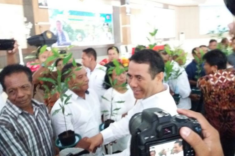 Menteri Pertanian Memberikan bibit rempah-rempah Kepada petani di Ambon, Maluku (4/9/2017)