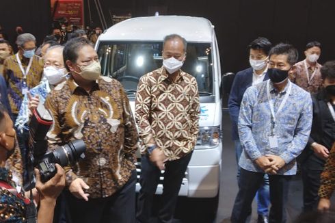 Airlangga Menyambangi Mobil Listrik Lawas Mitsubishi di GIIAS 2021