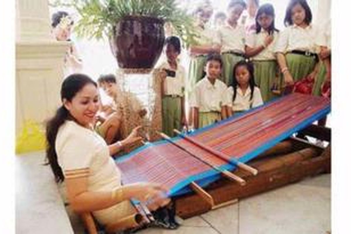 Erni Pongpadati mempraktikkan teknik menenun.