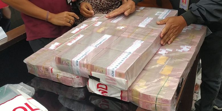 Tumpukan uang tunai senilai Rp 33 miliar milik tersangka kasus penipuan aplikasi Qoutex Doni Salmanan disita Bareskrim Polri.