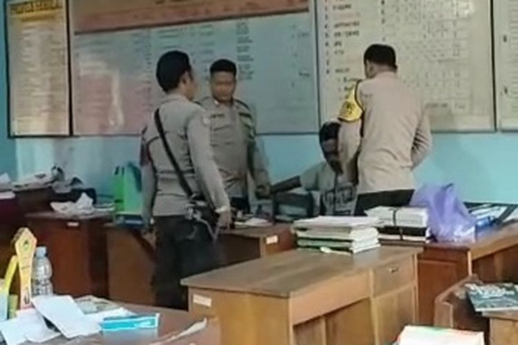 Seorang maling dibangunkan dan ditangkap polisi usai ketiduran di SDN Tamanrejo, Kecamatan Tunjungan, Kabupaten Blora, Jawa Tengah, Selasa (1/11/2022)