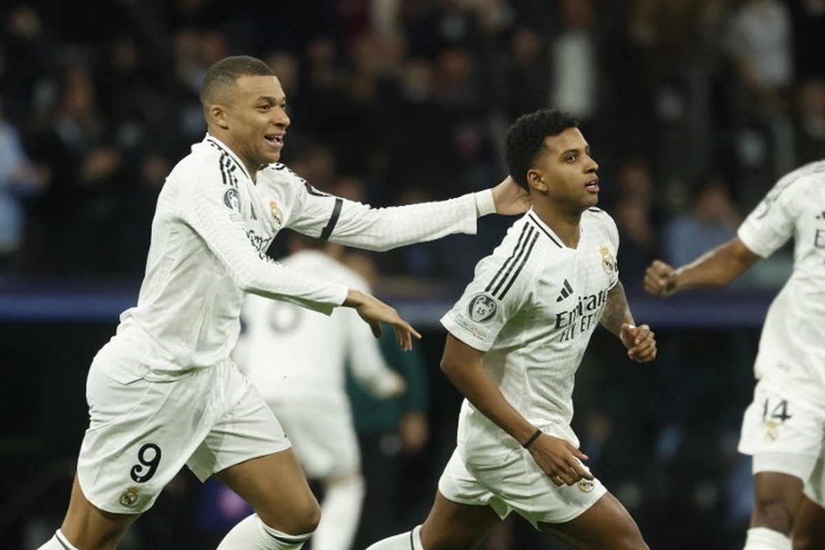 Penyerang Real Madrid Rodrygo merayakan gol bersama Kylian Mbappe setelah mencetak gol pembuka pada laga leg pertama babak 16 besar Liga Champions antara Real Madrid CF dan Club Atletico de Madrid di stadion Santiago Bernabeu di Madrid, pada 4 Maret 2025.