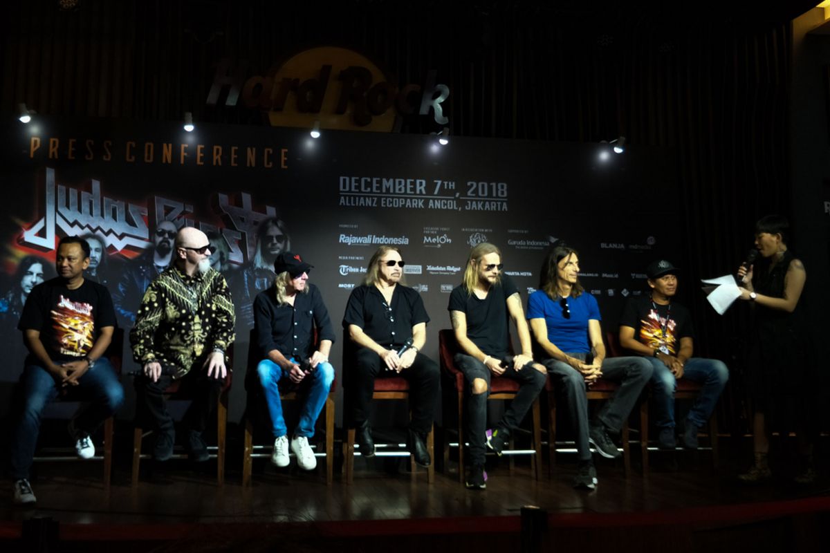 Dari kiri ke kanan CEO Rajawali Indonesia Cummunication, Anas Syahrul Alimi, Glenn Tipton (gitaris), Rob Halford (vocalis), Richie Faulkner (gitaris) dan Scott Travis (drummer) yang tergabung dalam grup band Judas Priest serta Bakkar Wibowo selaku Project Director dalam jumpa pers di Hard Rock Cafe, SCBD, Jakarta Selatan, Kamis (6/12/2018).