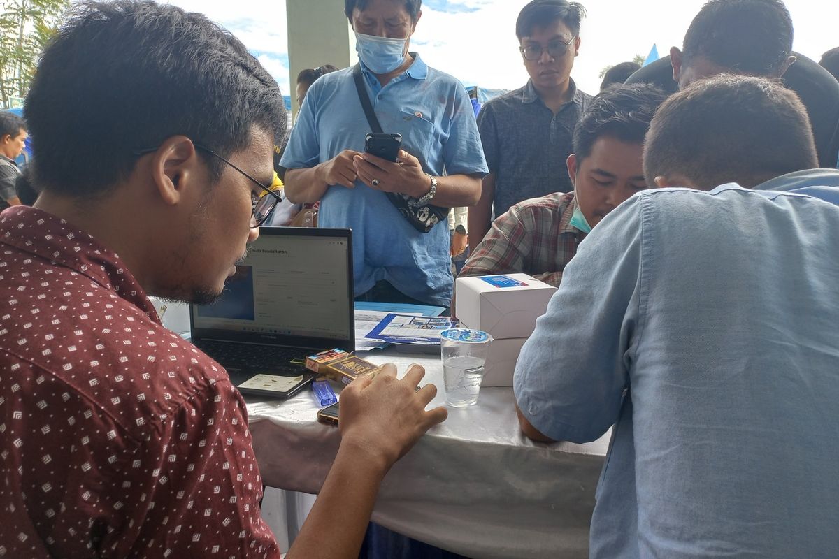 Sopir dan pengusaha angkutan umum dalam kota maupun AKAP dan AKDP di Kota Pematangsiantar mendaftar subsidi tepat My Pertamina dibantu oleh petugas, usai acara sosialisasi di halaman kantor Dinas Perhubungan Kota Pematangsiantar, Jumat (29/7/2022).