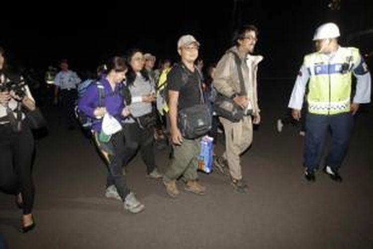 Warga negara Indonesia yang selamat dari gempa bumi Nepal, tiba di Bandara Halim Perdanakusuma, Jakarta, Rabu (6/5/2015). Pada kloter pertama ini, sebanyak 26 WNI diterbangkan dari Khatmandu menggunakan pesawat milik TNI AU.