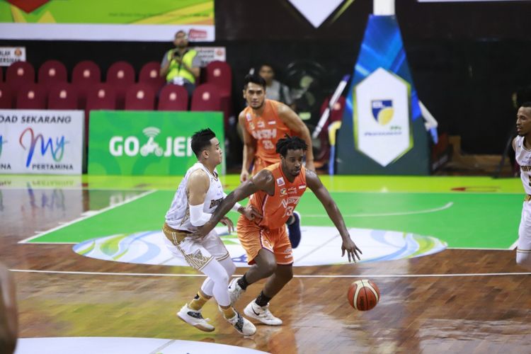 Caption: Pemain asing NSH Jakarta, Deshaun Wiggins (depan), tampil pada laga seri ke-6 IBL Pertamax 2018-2019 melawan Bima Perkasa Jogja, di GOR Pacific, Surabaya, Jawa Timur, Sabtu (2/2/2019).