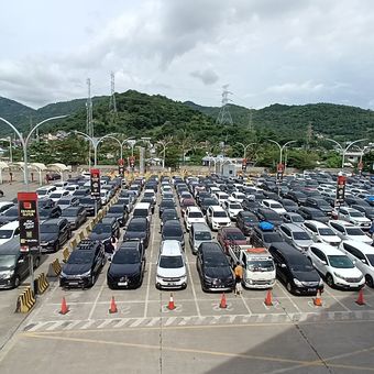 Kepadatan kendaraan di dermaga 6 Pelabuhan Merak, Banten pada saat puncak arus balik Minggu (6/4/2025).