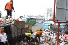 Petugas Kebersihan Mudik, Sampah Menumpuk di Jatinegara