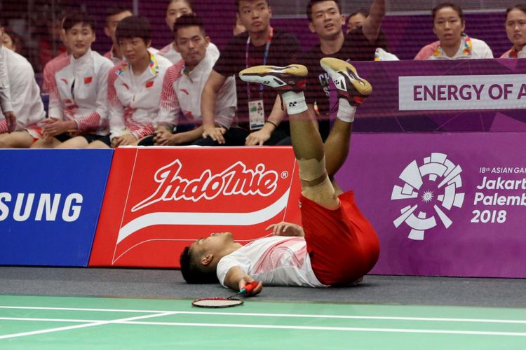 Pemain bulu tangkis tunggal putra Indonesia, Anthony Sinisuka Ginting cedera saat bertanding melawan pemain tunggal putra China Shi Yuqi pada pertandingan final beregu putra Asian Games 2018 di Istora Senayan, Jakarta, Rabu (22/8/2018).