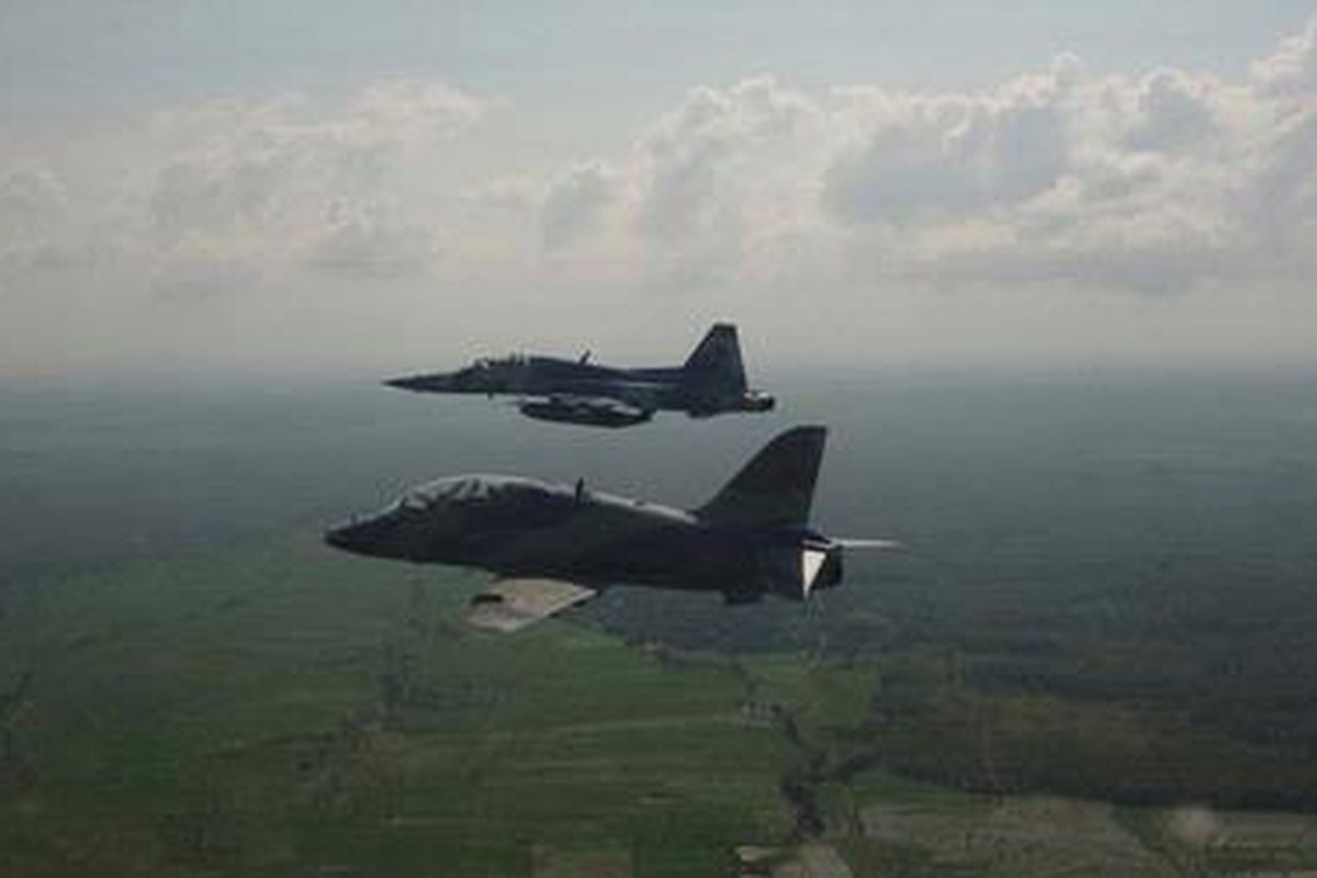 Pesawat Hawk 100 buatan Inggris (depan) milik TNI AU.