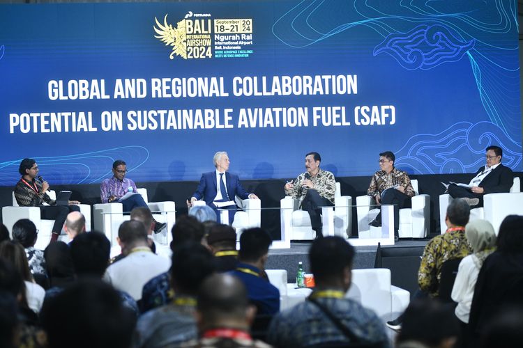 Direktur Strategi, Portofolio, dan Pengembangan Usaha Pertamina, A Salyadi Saputra dan Menteri Koordinator Bidang Maritim dan Investasi Republik Indonesia Luhut Binsar Pandjaitan bersama narasumber yang lain pada panel session bertajuk ?Global and Regional Collaboration Potential on Sustainable Aviation Fuel? dalam Bali International Air Show 2024 di Ngurah Rai International Airport, Bali, Rabu (18/9/2024) 
