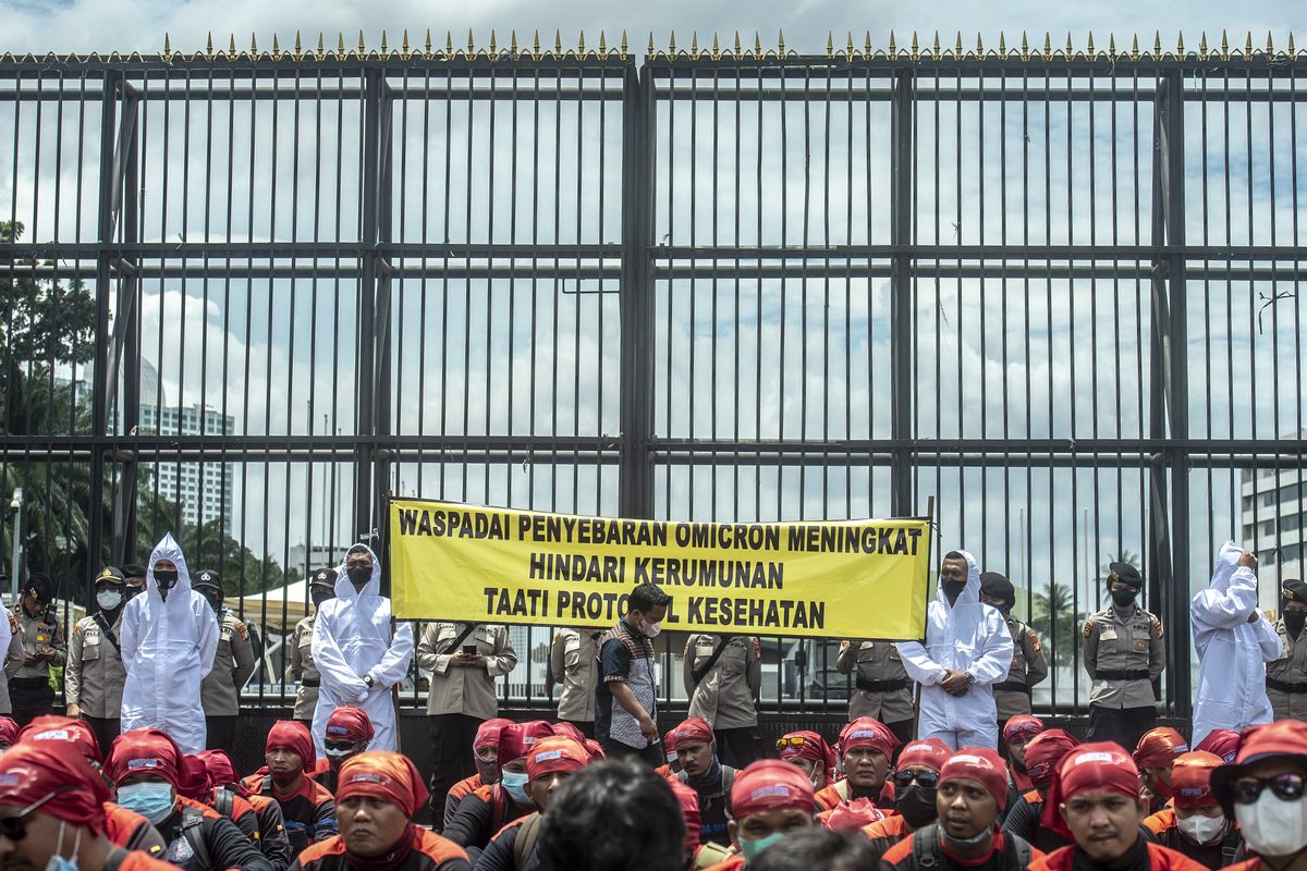 Buruh yang tergabung dalam Konfederasi Serikat Pekerja Indonesia (KSPI) mengikuti aksi unjuk rasa di depan gedung DPR, Jakarta, Senin (7/2/2022).