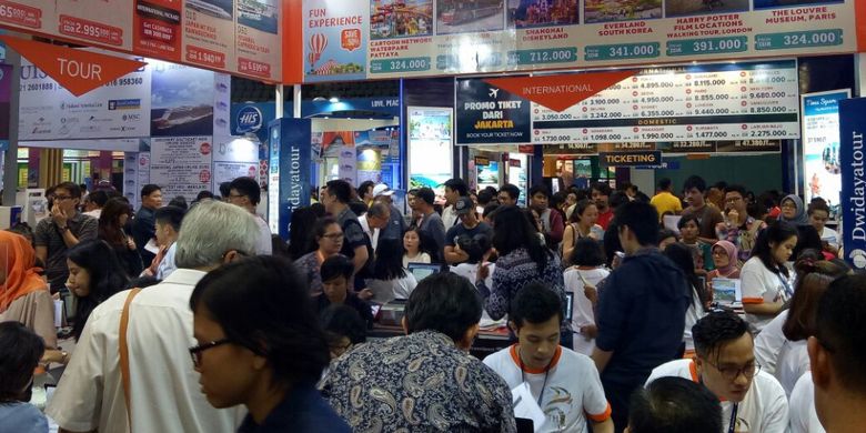 Suasana pengunjung KTF 2017 di Jakarta Convention Center pada Jumat (01/09/2017).