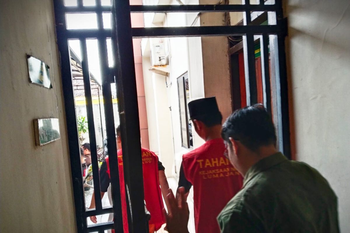 Suwari dan Jumaat usai jalani sidang kasus kepemilikan ladang ganja Gunung Semeru di Pengadilan Negeri Lumajang, Jawa Timur, Selasa (6/5/2025).