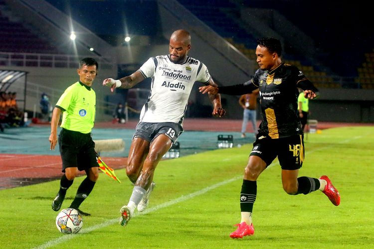 Pemain Persib Bandung David da Silva Sinaga ketat pemain Dewa United Achmad Fariz saat pertandingan pekan ke-14 Liga 1 2022-2023 yang berakhir dengen skor 1-1 di Stadion Manahan Solo, Rabu (14/12/2022) malam WIB.
