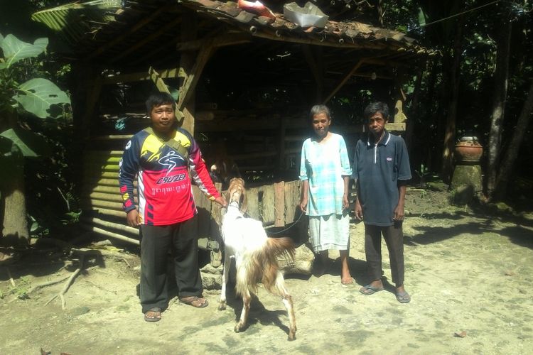 Grup sepeda gunung Cruzer memberi seekor kambing untuk keluarga Hernowo.  