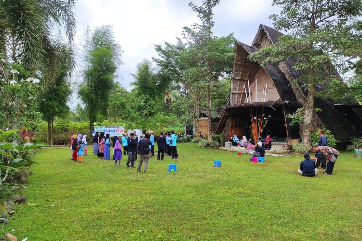 Kegiatan di kawasan Balai Perekonomian Desa (Balkondes) Wringinputih. Sebelum berubah konsep, bangunan di Balkondes Wringinputih dibangun dengan paduan bahan-bahan kayu dan bambu.