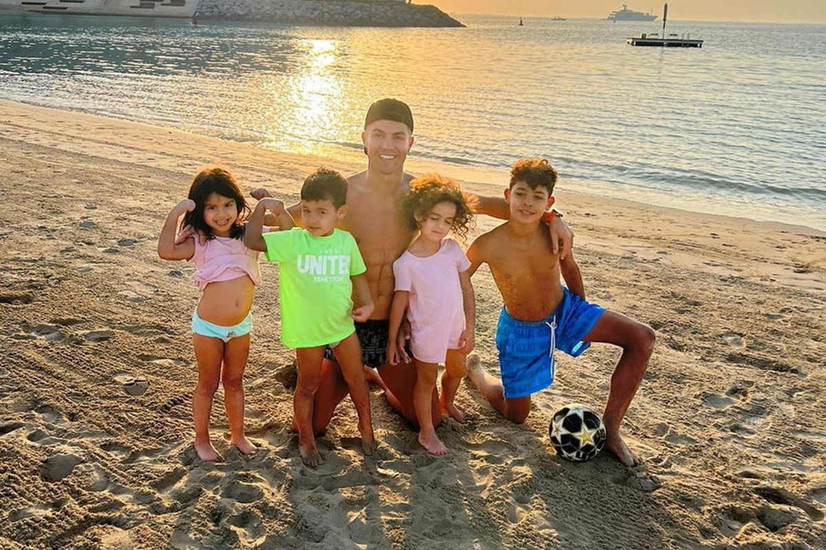 Cristiano Ronaldo bersama anak-anaknya