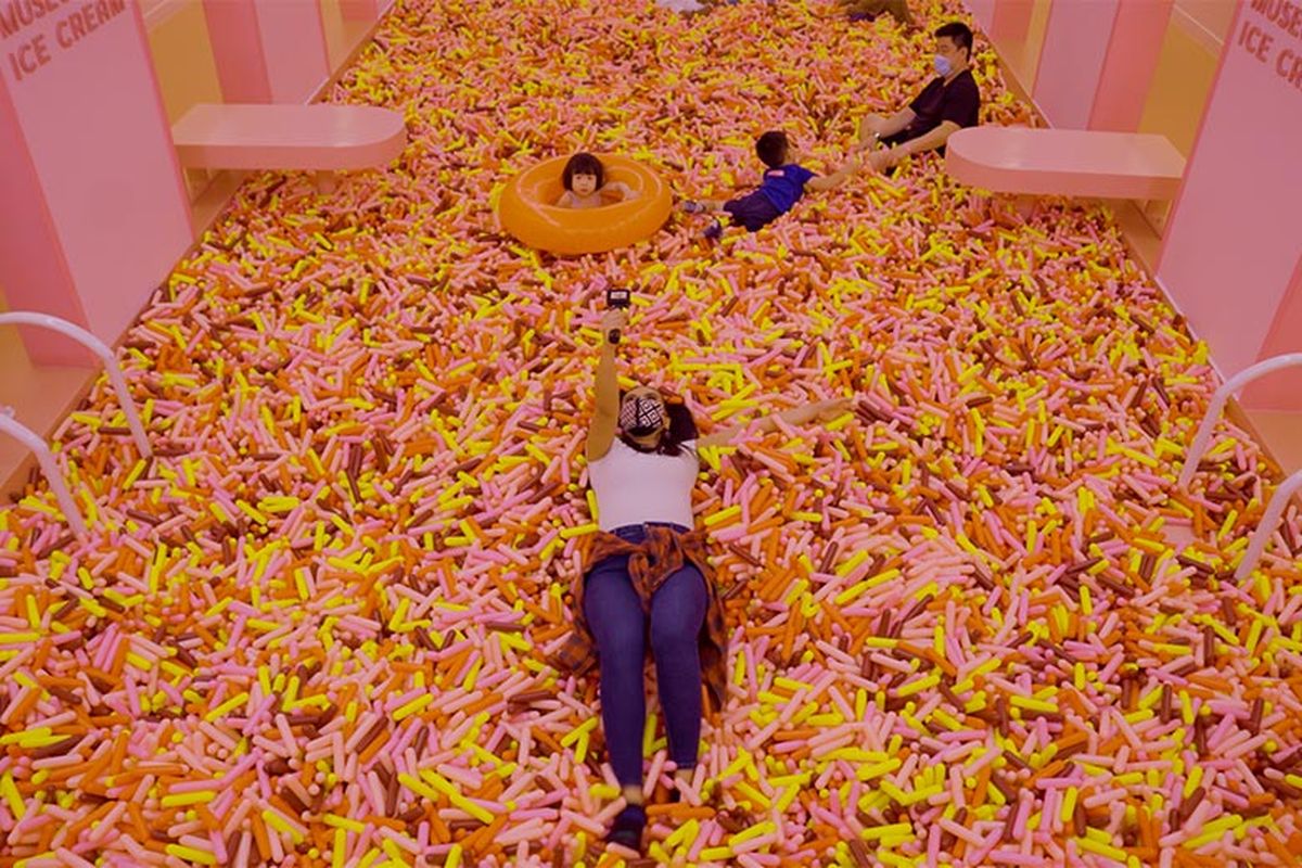 Denada berenang di dalam kolam sprinkle di Museum of Ice Cream Singapura.