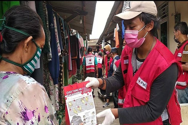 Unilever Indonesia bekerja sama dengan Palang Merah Indonesia (PMI) untuk menyalurkan 1,3 juta produk kesehatan dan kebersihan kepada masyarakat 