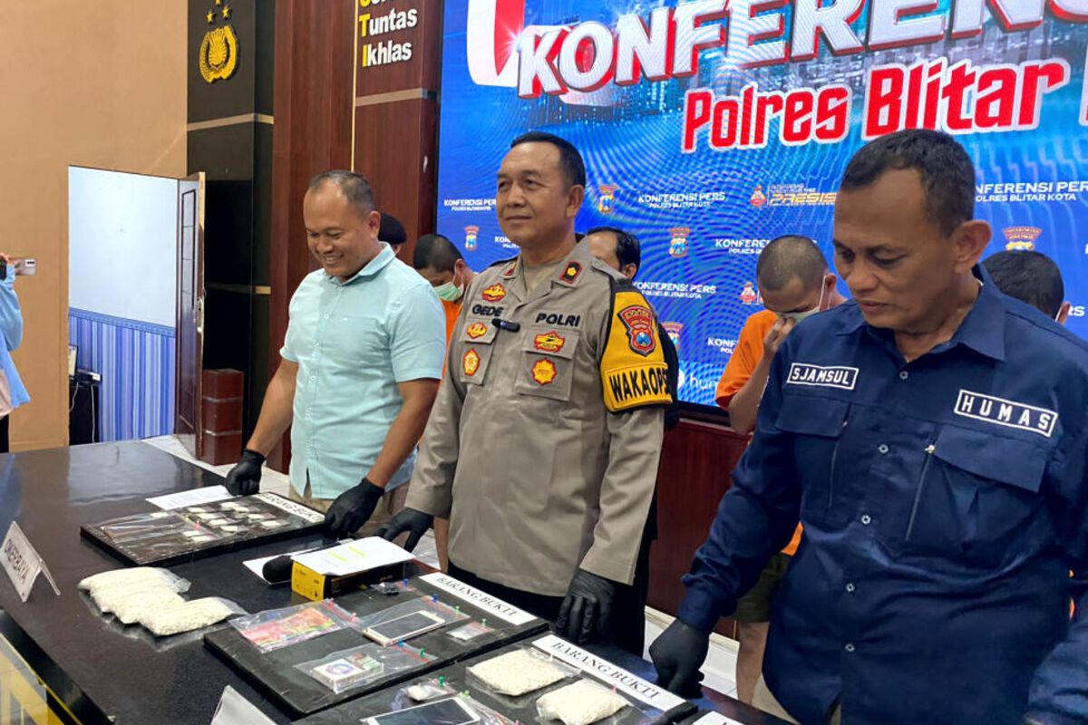 Wakapolres Blitar Kota Kompol I Gede Suartika, Kasat Resnarkoba AKP Richi Hermawan, dan Kasi Humas Iptu Samsul Anwar memberikan keterangan pada konferensi pers pengungkapan kasus narkoba, Kamis (12/9/2024)