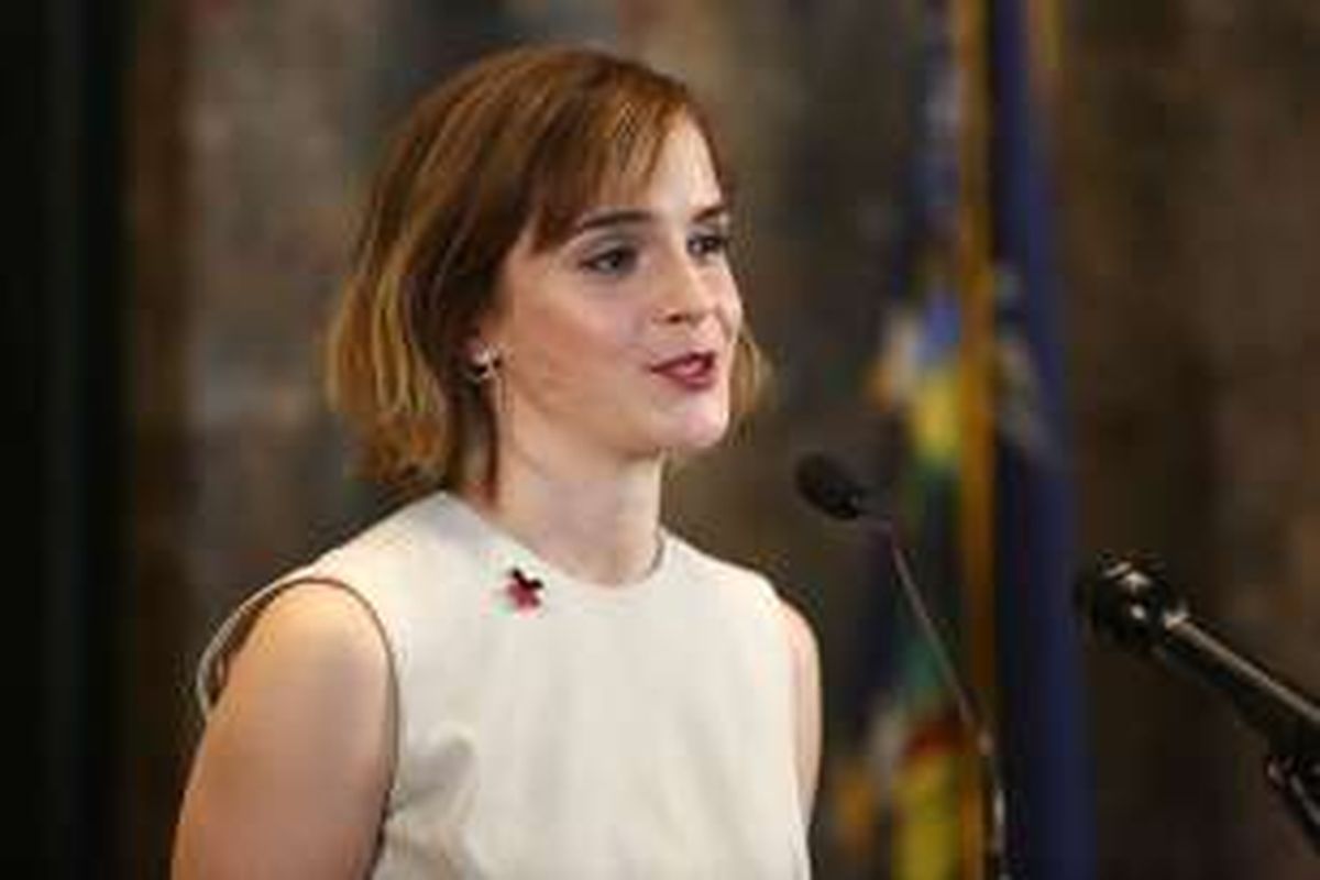 Emma Watson menjadi pembicara pada acara penyalaan lampu pink Empire State Building di New York, AS, dalam rangka peringatan International Women's Day, Selasa (8/3/2016).