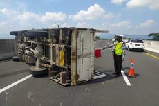 Ban Pecah, Truk Pengangkut Galvalum Terguling di Tol Pandaan-Malang