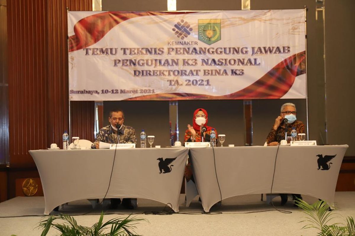 Acara Temu Teknis Penanggung Jawab K3 Nasional Tahun 2021 di Surabaya, Jawa Timur, Rabu (10/3/2021).