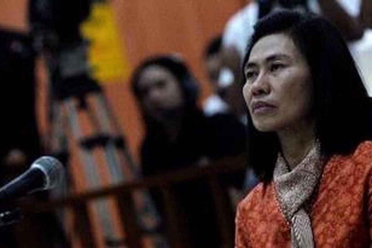 Terdakwa, AKP Sri Sumartini alias Tini, menjalani sidang dengan agenda pembacaan tuntutan oleh Jaksa Penuntut Umum di PN Jaksel, Kamis (16/9/2010). Ia dituntut dengan hukuman dua tahun penjara dikurangi masa tahanan serta denda Rp 100 juta subsider tiga bulan penjara karena terbukti secara sah dan meyakinkan melakukan tindak pidana korupsi terkait kasus Gayus Tambunan.