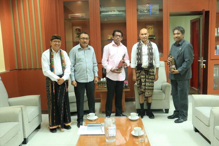 Gubernur NTT Viktor Bungtilu Laiskodat saat menerima kunjungan Anggota DPRD Maluku di ruang kerjanya, Selasa (30/7/2019)