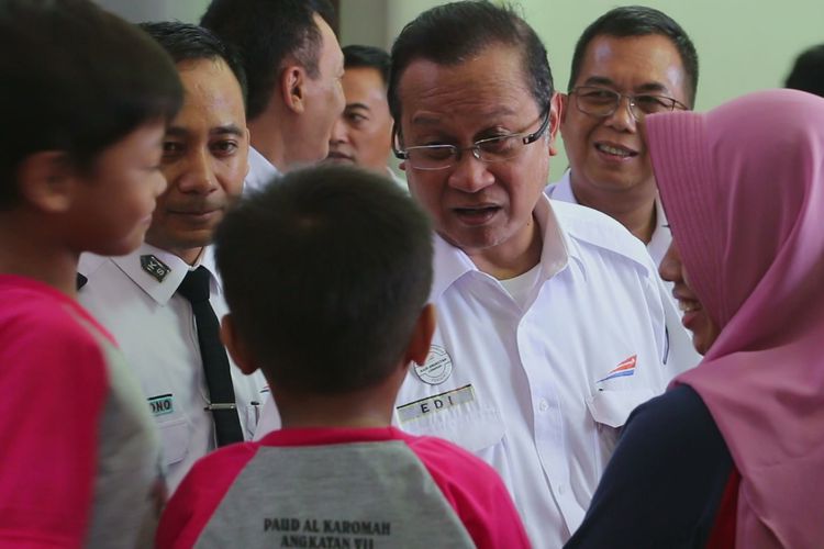 Direktur Utama PT KAI Edi Sukmoro menyapa sejumlah warga di ruang tunggu Stasiun Kereta Api Kejaksan, Cirebon, Selasa (23/4/2019. Edi menyebut PT KAI menambahkan kuota program mudik gratis dan motor gratis karena tingginya permintaan dan turut berhasil mengurangi potensi kecelakaan lalu lintas. 