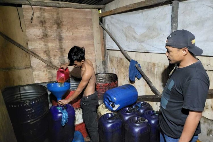 Lokasi tempat penampungan solar ilegal berkedok bengkel di Jalan Sriwijaya Raya, Kelurahan Karya Jaya, Kecamatan Kertapati Palembang, Sumatera Selatan saat digerebek petugas. Dari lokasi itu, polisi menyita sebanyak 500 liter solar ilegal.