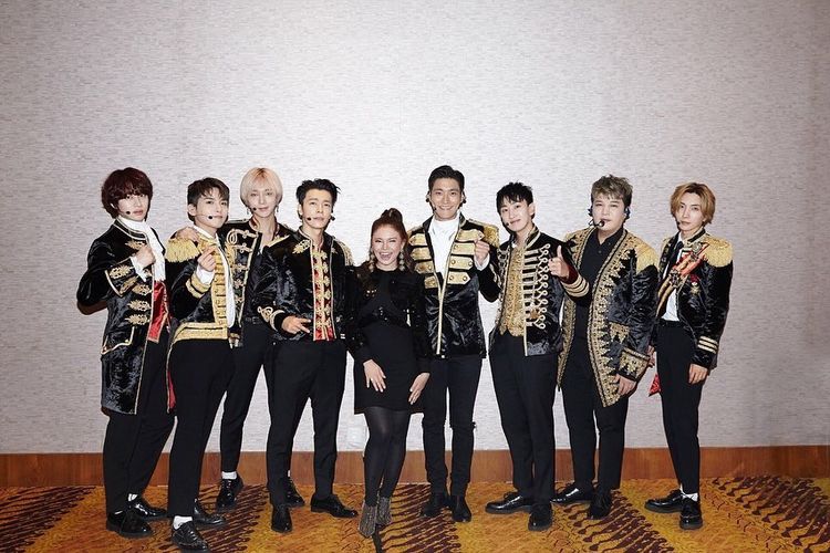 Siwon mengunggah potret kebersamaan Rossa dengan Super Junior saat menggelar konser di Jakarta belum lama ini.