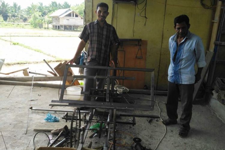 Abdullah, memperlihatkan mesin rakitannya di Desa Pulo Iboih, Kecamatan Kuta Makmur, Aceh Utara, Jumat (26/1/2018)