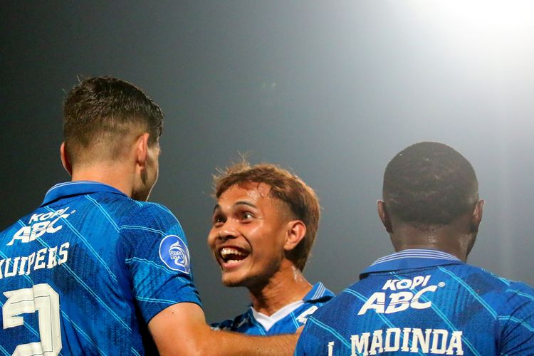 Rezaldi Hehanussa semringah merayakan gol yang dicetak Nick Kuipers dalam pertandingan pekan ke-18 Liga 1 2023-2024 antara Madura United vs Persib di Stadion Gelora Bangkalan, Madura, Rabu (1/11/2023).