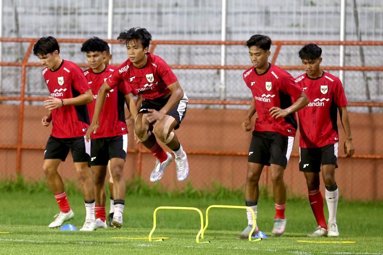 Pemain Timnas U20 Indonesia menjalani latihan yang menjadi bagian dari pemusatan latihan di Gelora 10 November Surabaya, Jawa Timur, Kamis (5/3/2026) malam.