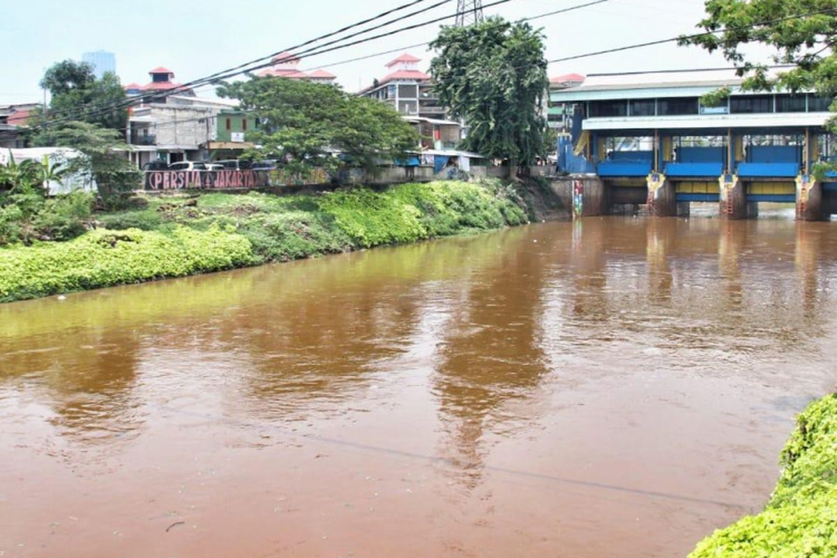 Salah satu pintu air yang ada di sungai di Jakarta