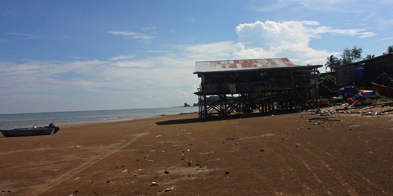 Rumah salah satu warga di Pantai Kayu Angin, Nunukan, Kalimantan Utara  yang terancam ambruk tergerus abrasi pantai. Selain di Pantai Kayu Angin dan Pantai Batu Lamampu, abrasi pantai juga terjadi di Pantai Tanjung Aru. Sayangnya upaya pembuatan pemecah gelombang di beberapa lokasi belum bisa menghentikan laju abrasi pantai di Sebatik.