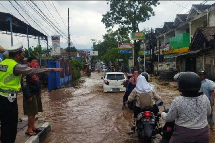 Suasana banjir di Kota Cimahi, Jawa Barat, Selasa (4/10/2022/. 