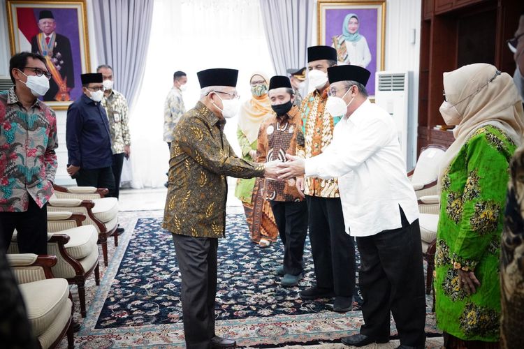 Wakil Presiden Ma'ruf Amin menerima kunjungan pengurus Pimpinan Pusat (PP) Muhammadiyah dan PP Aisyiyah di kediaman resminya di Jalan Diponegoro, Jakarta, Selasa (15/11/2022).