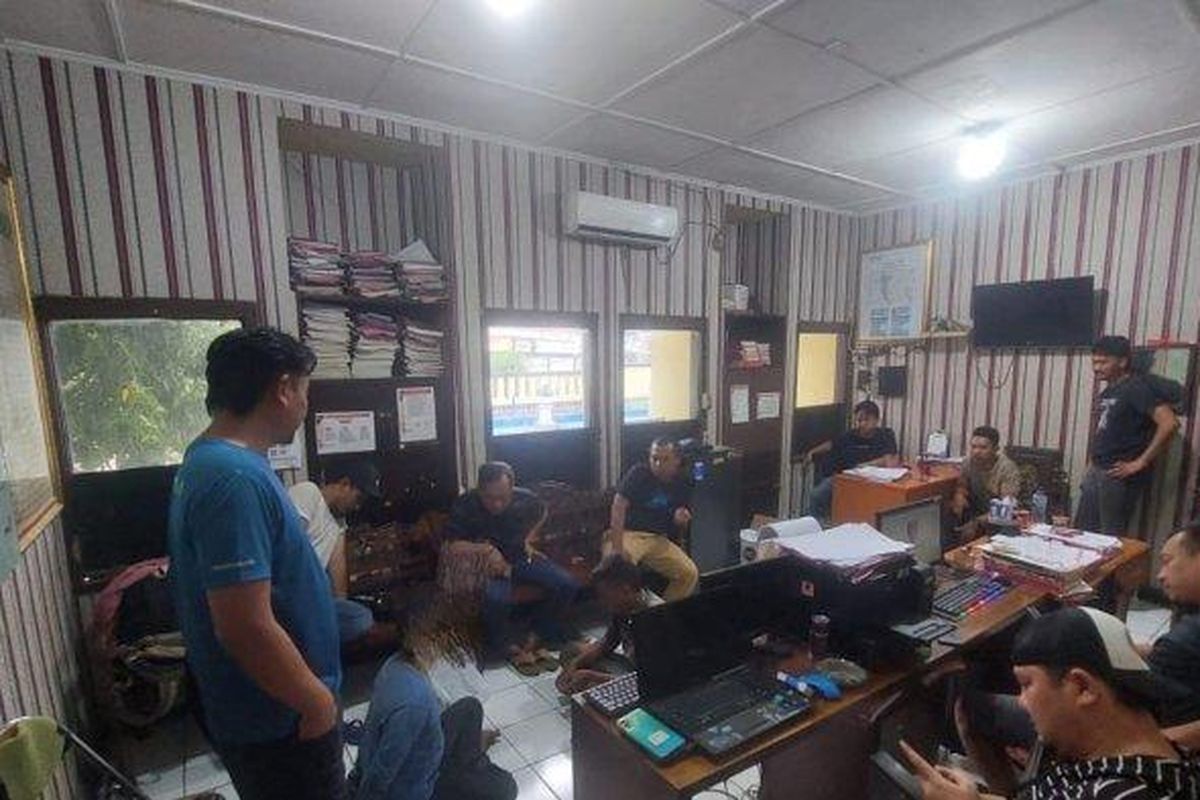 Polres Indramayu saat menangkap pelaku begal modus pura-pura kehabisan bensin. 

