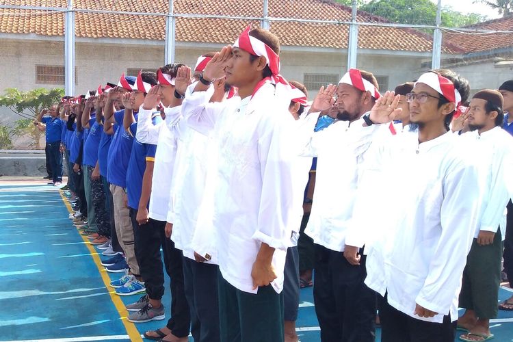 Sejumlah napi terorisme mengikuti Upacara Hari Bela Negara di Lapas Permisan, Pulau Nusakambangan, Cilacap, Jawa Tengah, Kamis (19/12/2019).