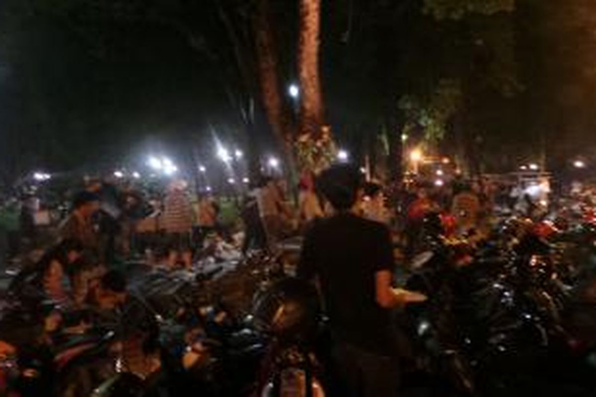 Perkelahian pemuda di Taman Suropati, Menteng, Jakarta, Minggu (28/6/2015). Satu orang menjadi korban pengeroyokan dari salah satu pihak yang bertikai.