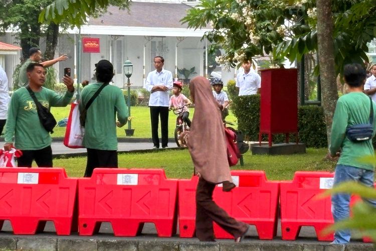 Presiden Joko Widodo saat menyaksikan proses penyerahan bantuan paket sembako kepada warga masyarakat di kompleks Istana Kepresidenan Agung Agung Yogyakarta pada Jumat (24/05/2024) sore.