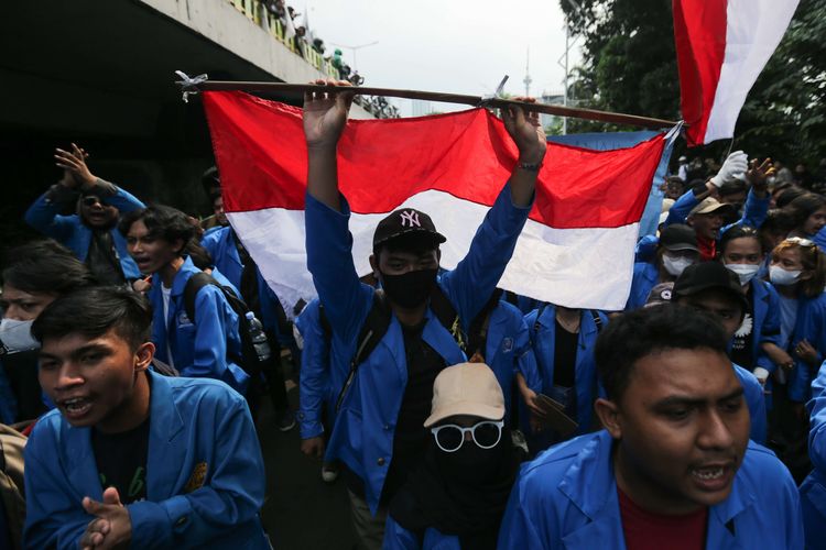 Polisi menangkap seorang demonstran saat untuk rasa di depan Kompleks Parlemen, Senayan, Jakarta, Senin (11/4/2022). Unjuk rasa di depan Gedung DPR/MPR RI menolak penundaan pemilu 2024 atau masa jabatan presiden 3 periode berakhir ricuh.