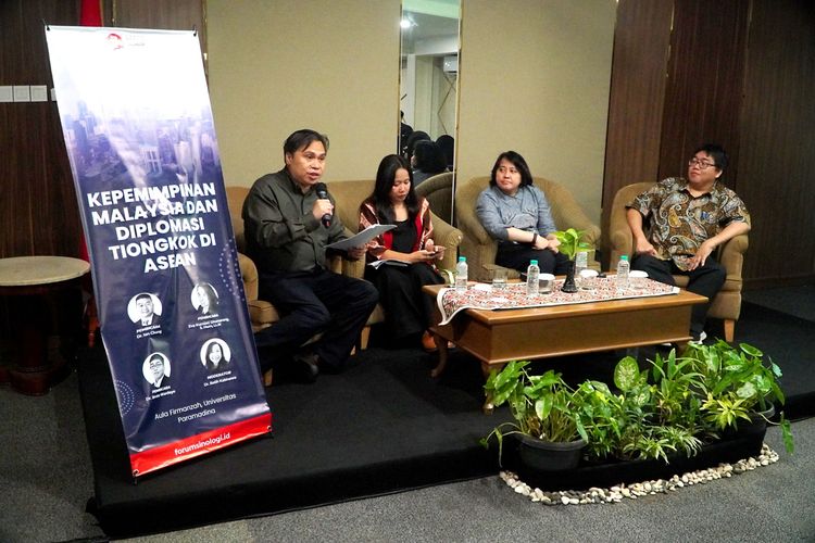 Ki-ka: Ketua FSI, Dosen Prodi Komunikasi UPH Johanes Herlijanto, Adjunct Research Fellow University of Western Australia, Ratih Kabinawa, Diplomat Ahli Madya Pusat Strategi Kebijakan Kawasan Asia Pasifik dan Afrika Kemenlu, Eva Kurniati Situmorang; dan Pemerhati Hubungan Internasional UI Broto Wardoyo.
