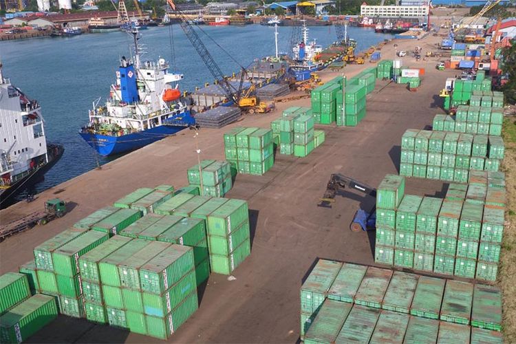 Container yard di Pelabuhan Batuampar. 
