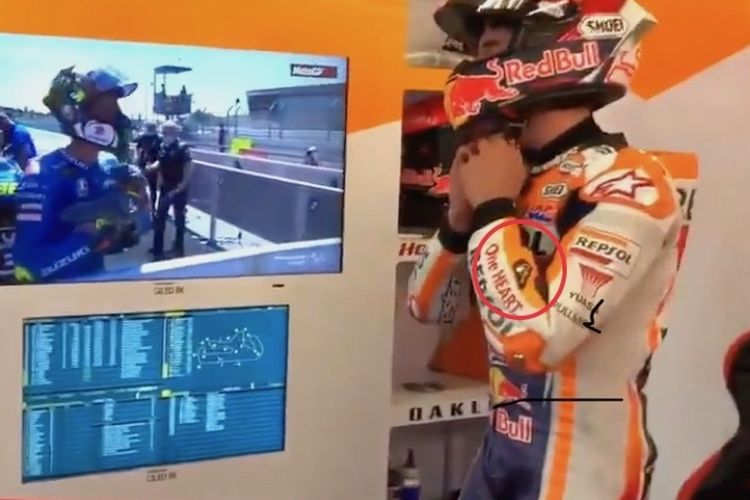 Lingkaran merah pada foto menunjukkan adanya lampu indikator perangkat keamanan berupa airbag pada kostum milik pebalap Repsol Honda, Marc Marquez.