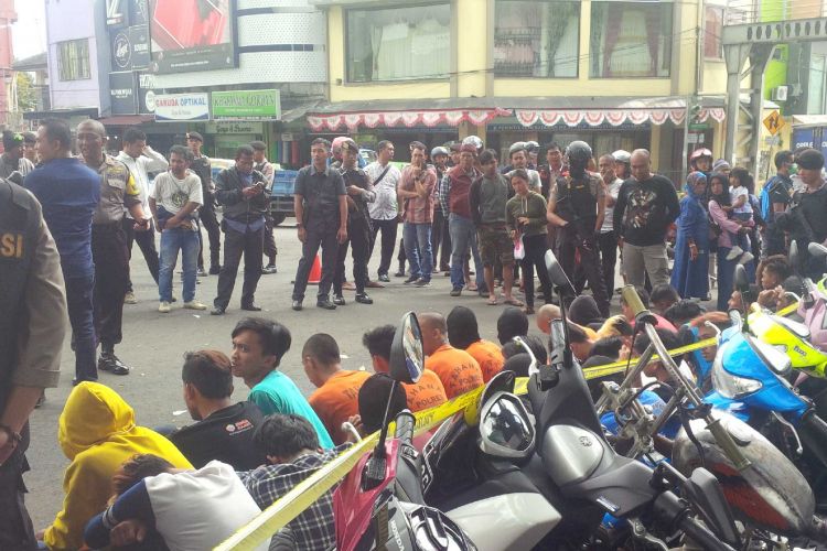 Polres Sukabumi Kota gelar konferensi pers terkait diamankannya puluhan anggota geng motor di Bundaran Tugu Adipura, Sukabumi, Jawa Barat, Senin (24/12/2018). 